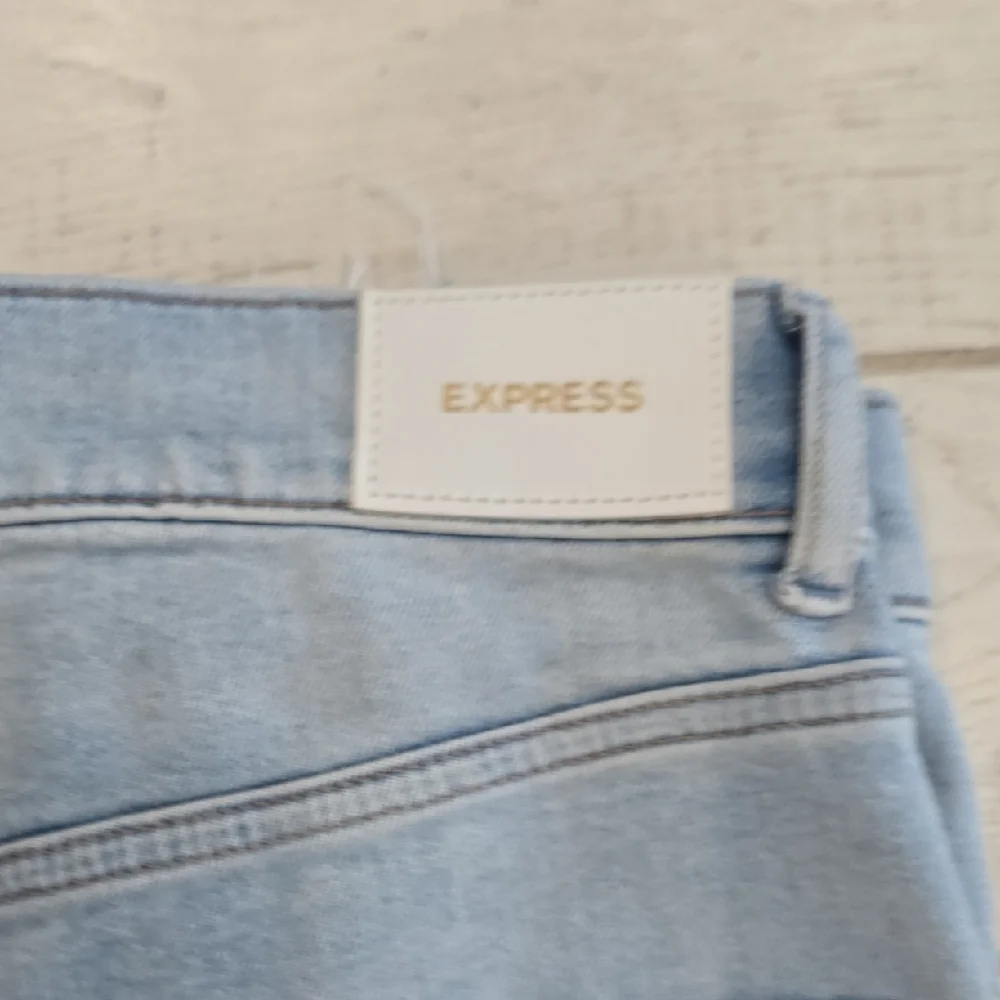 Express Super High Rise Mom Jeans - Picture 5 of 5